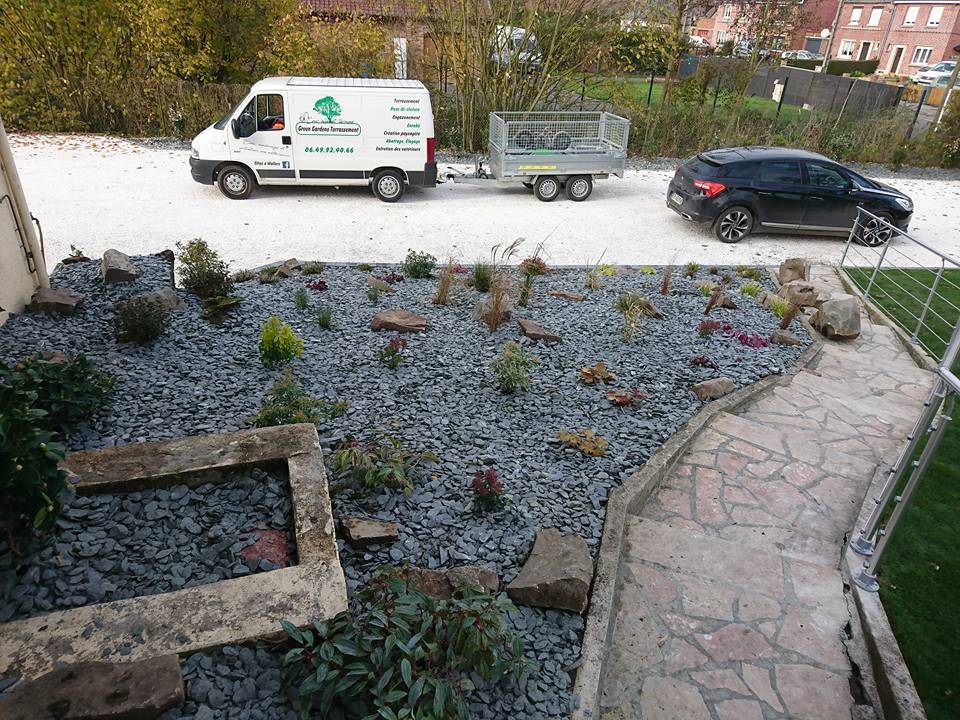 Plantation d'une haie fleurie persistante et d'une haie caduc et d'un massif de plantes persistante avec un paillage en concassées d'ardoise.